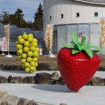黒井山グリーンパークにいちごとぶどうの新しいオブジェが仲間入り！